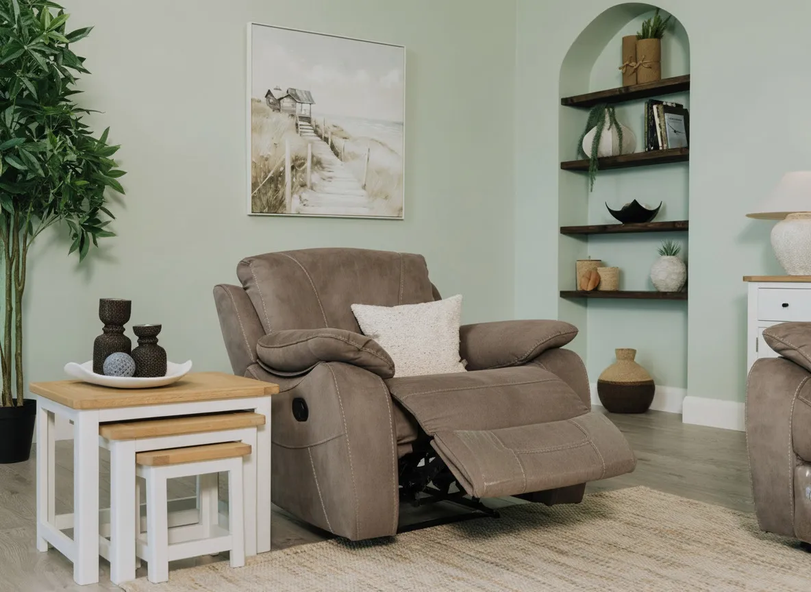 A lifestyle image of the Hannh Recliner with Barleycove tables.