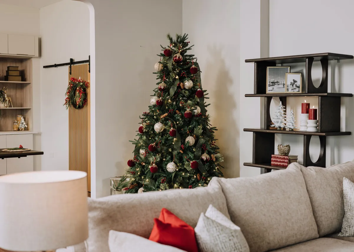 A lifetsyle image of the Vermont berry tree with Skyline sofa and Flow display shelves