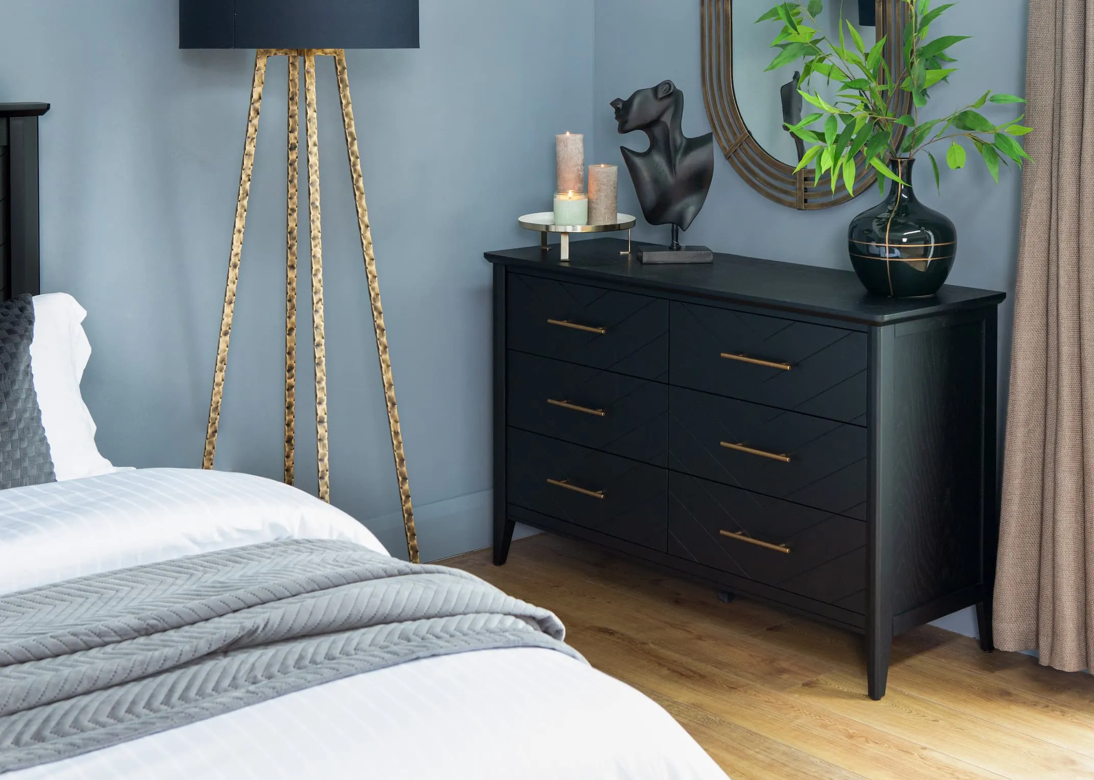 A lifestyle image of the Chevron 6 drawer chest with Suus vase & Face ornament