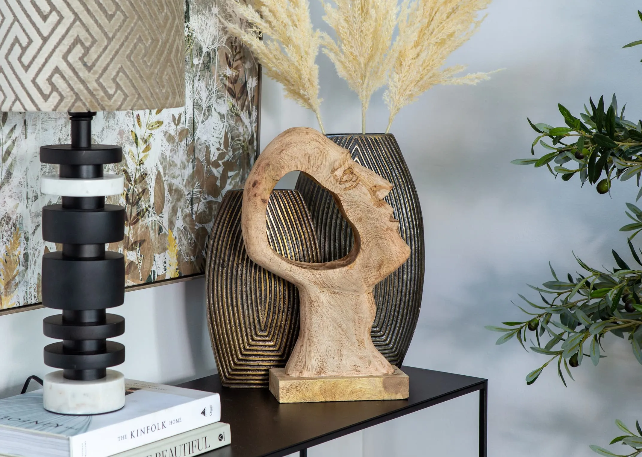 A lifestyle image of the Masimo ornament on the pebble console with Matancito vase