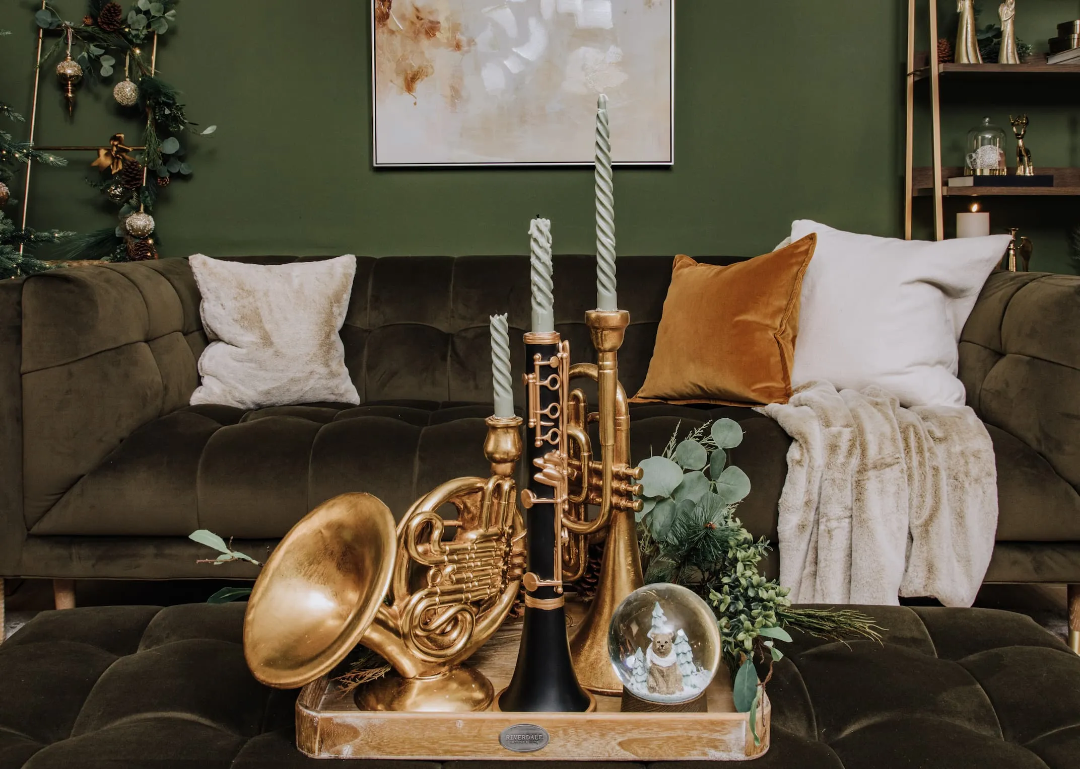 A lifetsyle image of the Grace sofa with a tray with Trumpet