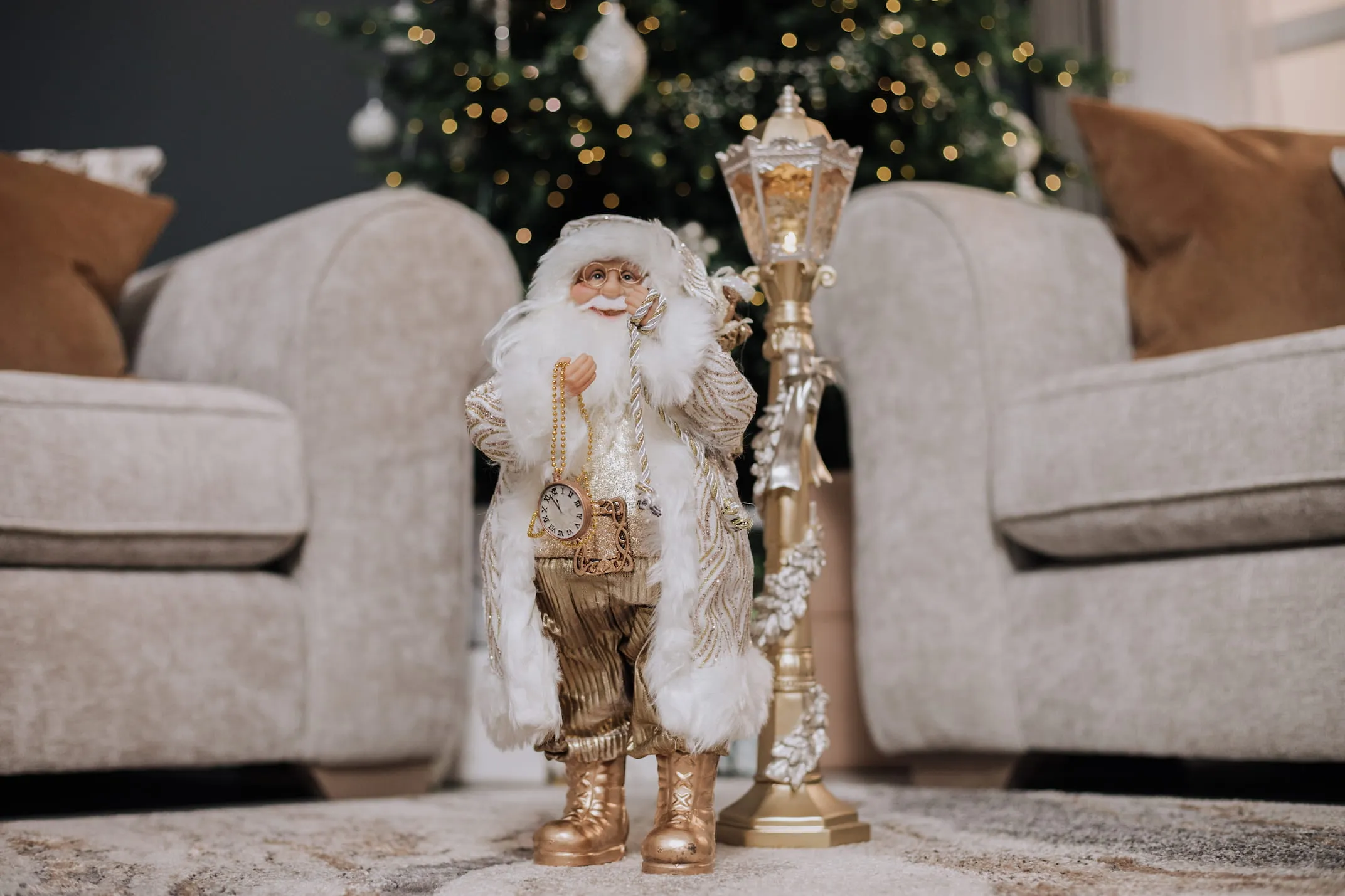 A lifestyle image of the White Santa Claus figurine with the Lamppost with pearl.