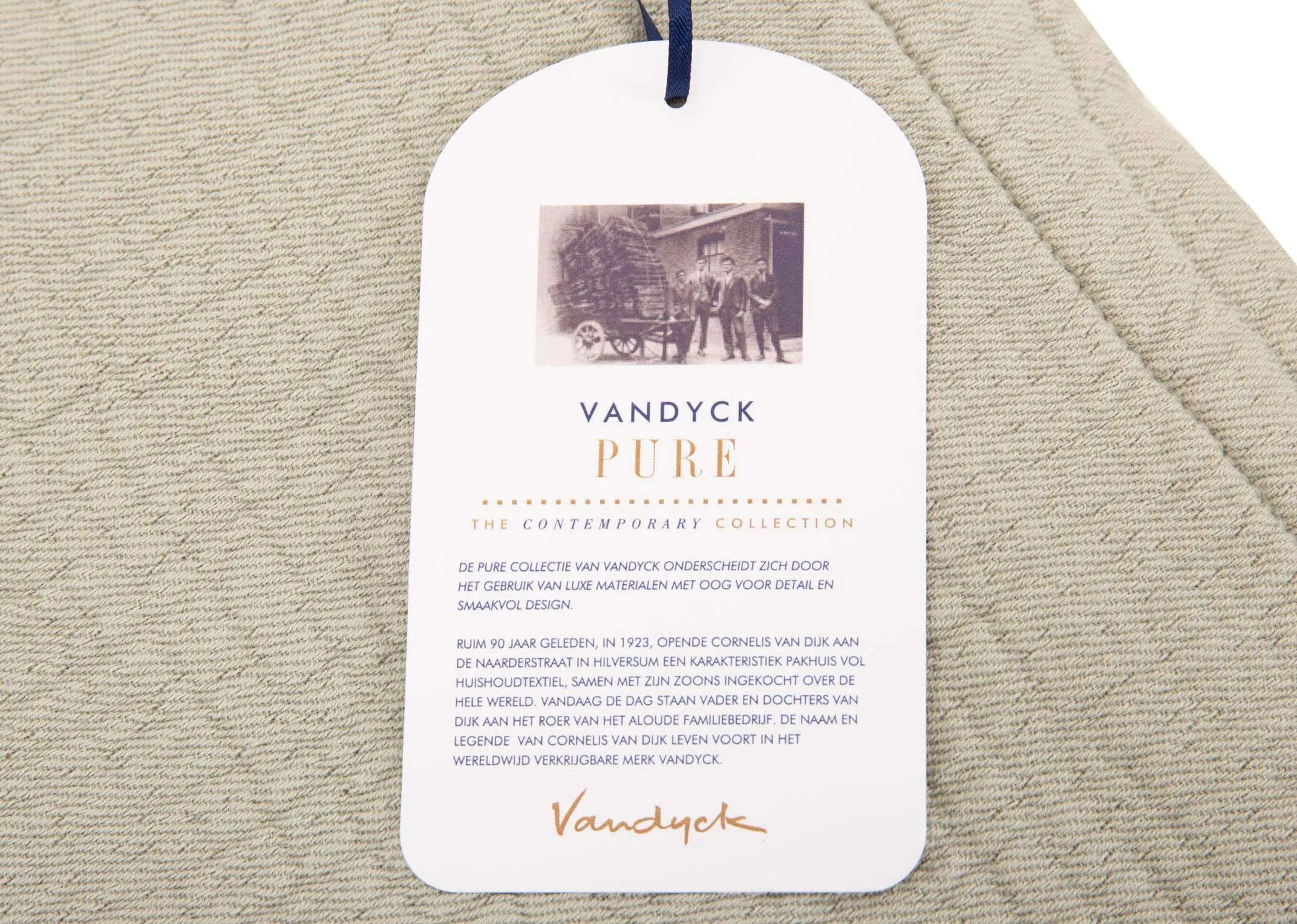 A dimension image of the Smoke Green bedspread with 160cm x 250cm