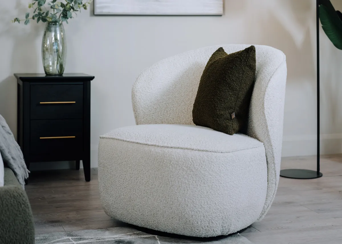 A lifestyle image of the Zurich swivel chair with green cushion.