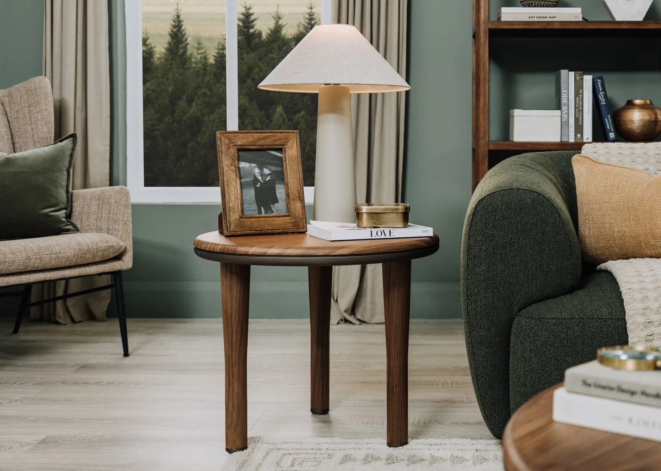 A lifetsyle image of the Breeze Side table with DAisy lamp next to the Mia corner sofa.