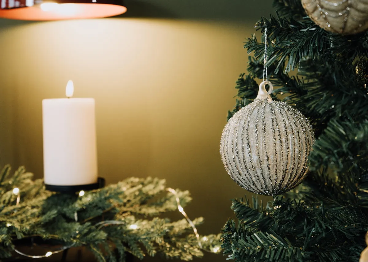 Set of 4 8cm Silver Grey Baubles - We Three Kings