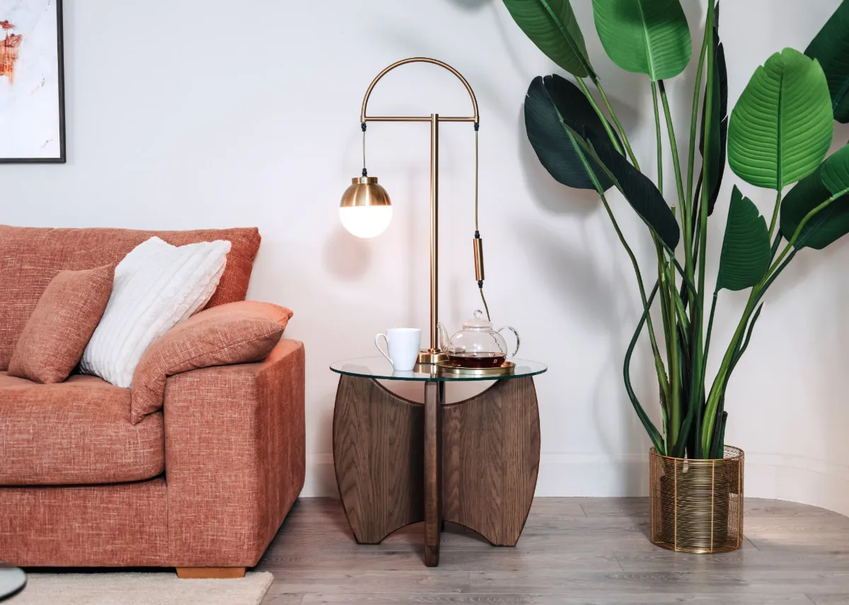A lifestyle image of the Atrium lamp table with casper table lamp and Gracie sofa.