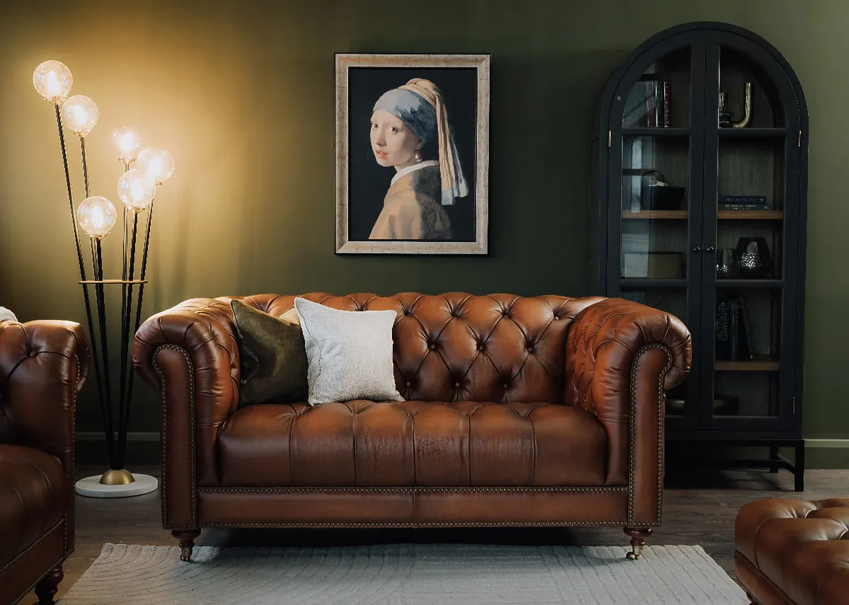 A girl with a pearl earring print on a sideboard with the Maleka lamp.