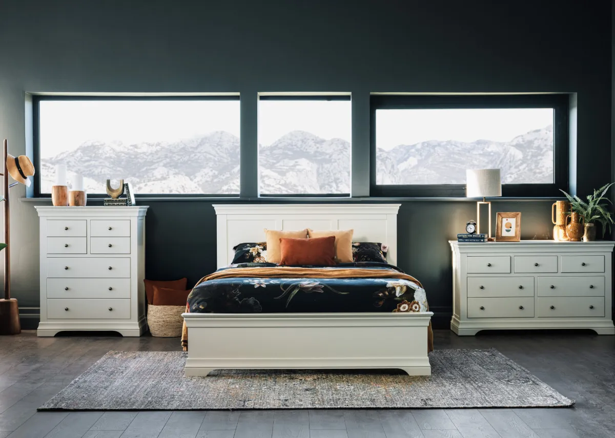 A lifestyle image of the Dove bed with chests and locker with Maxima rug.