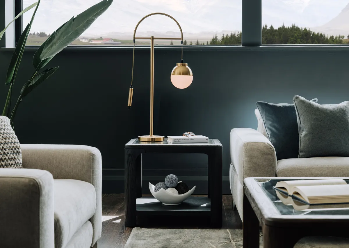 A lifestyle image of the Firn lamp table with casper table lamp
