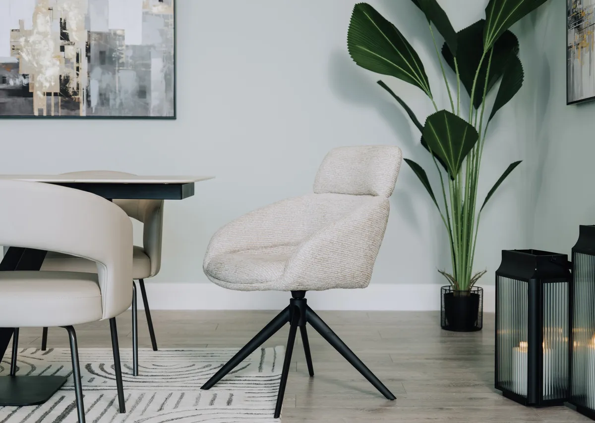 A lifestyle image of the Fossana swivel chair.