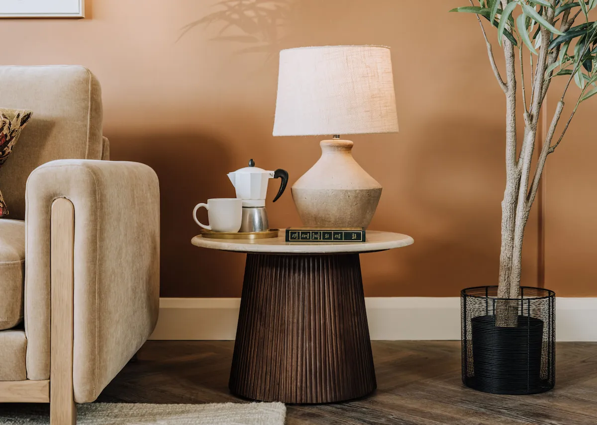 A lifestyle image of the Kira side table with Mai table lamp.