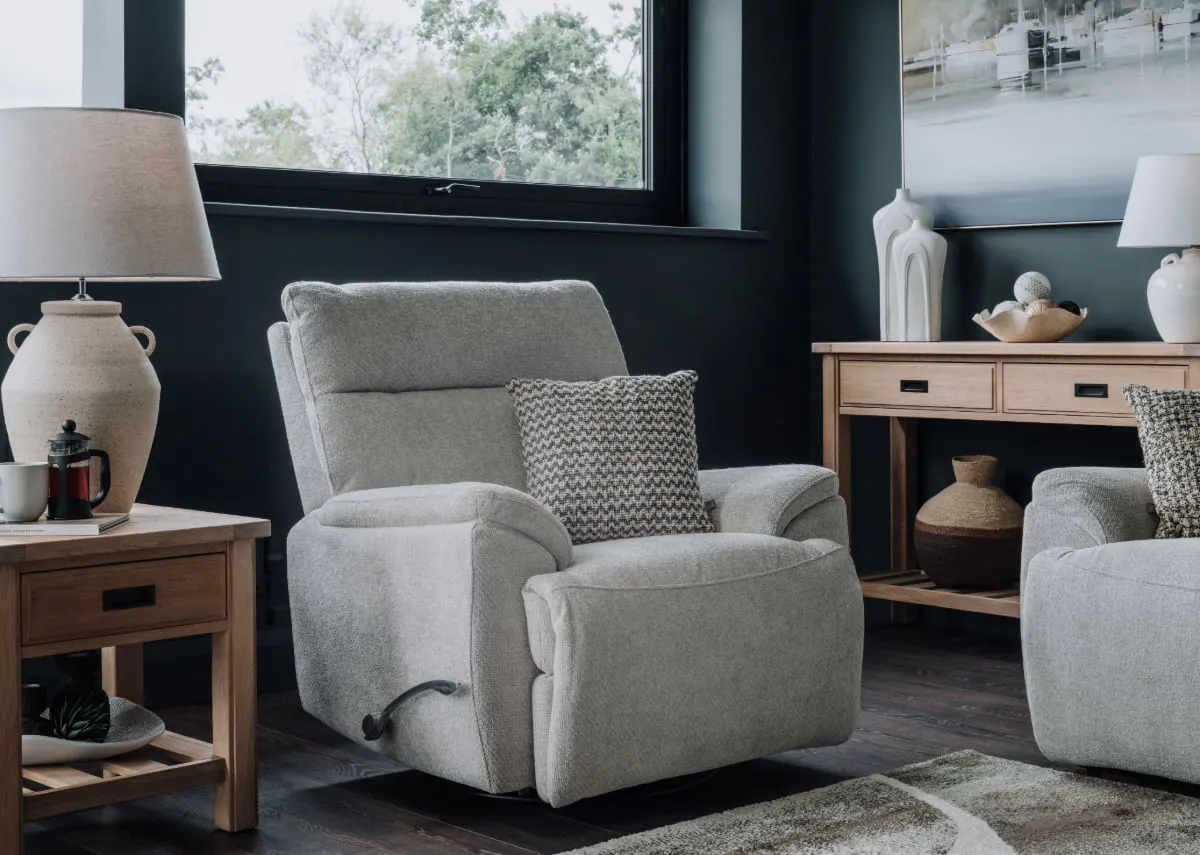 A lifetsyle image of the Mallow recliner with a closeup on the manual level to the side