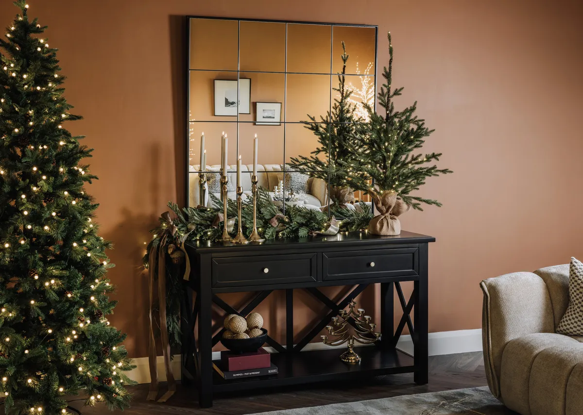 Gold Xmas Tree with 8 T-Lights - Christmas Candle Holder