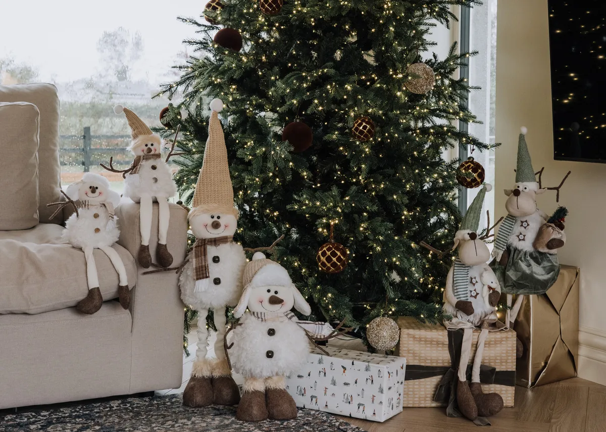 Ribbon The Sitting Snowman - Christmas Figurine