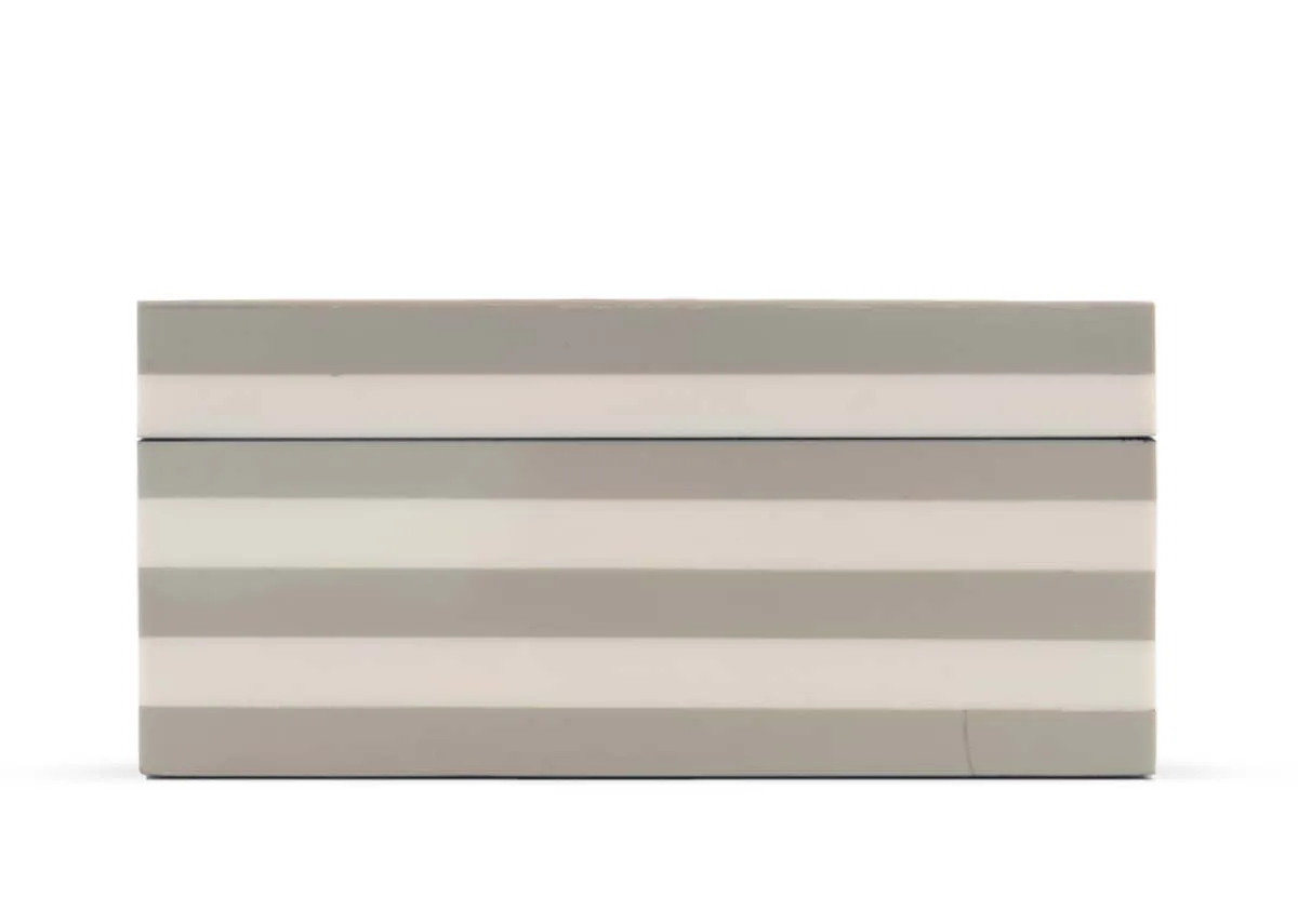 A dimension image of the Admiral Deco box with 19cm x 8cm