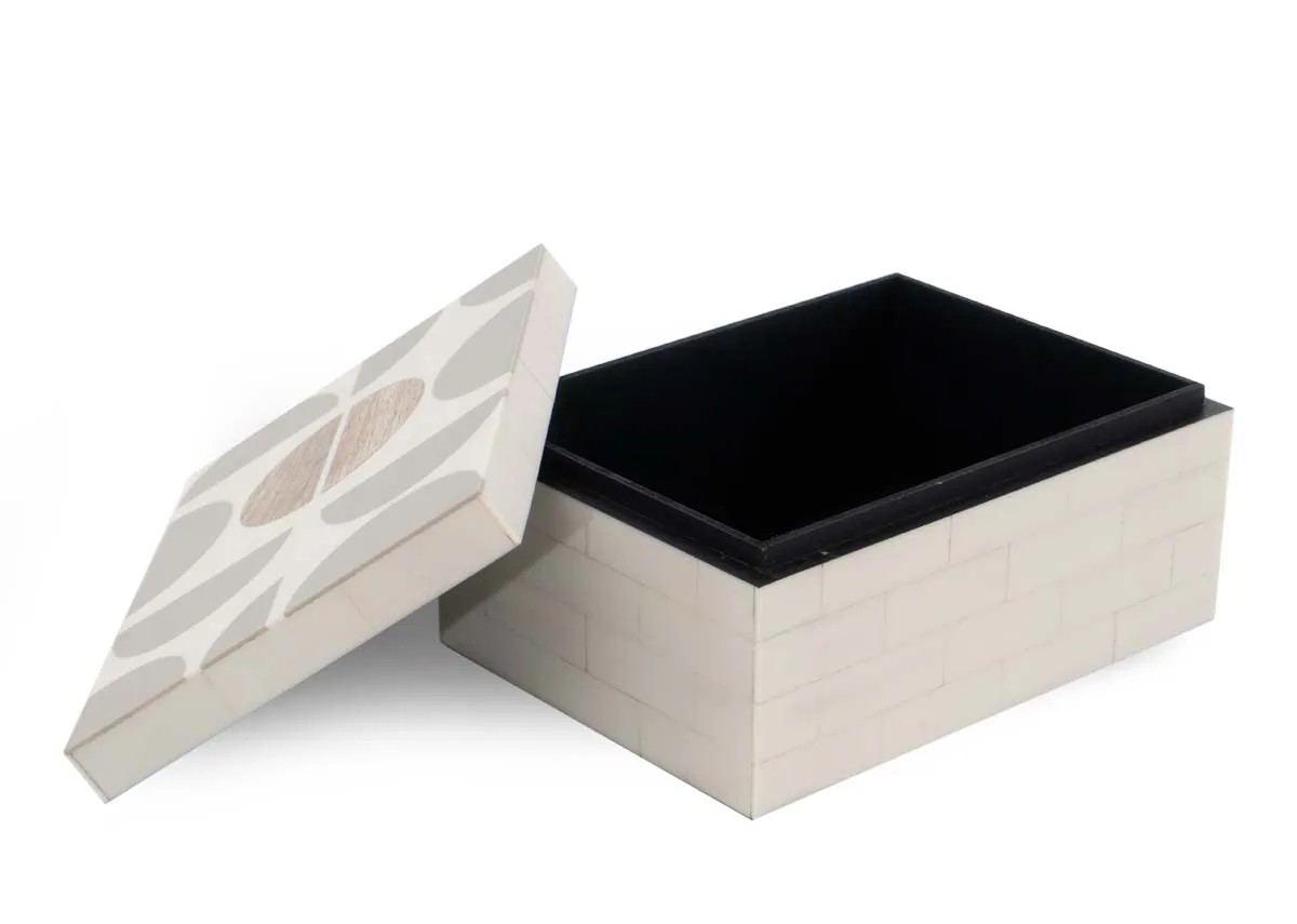 A dimension image of the Crimson box with 17.5cm x 23cm x 11.5cm