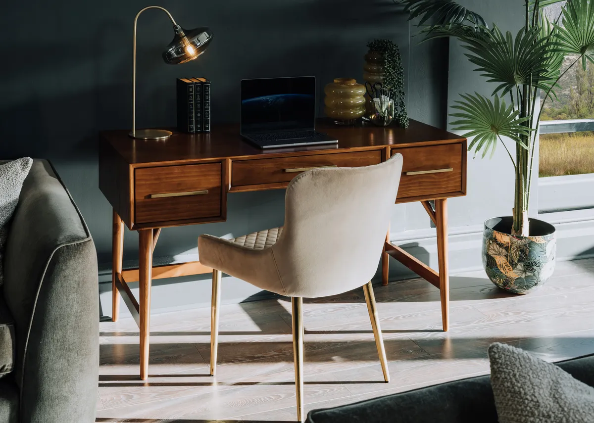 A lifestyle image of the Leya desk with the Ottowa chair.
