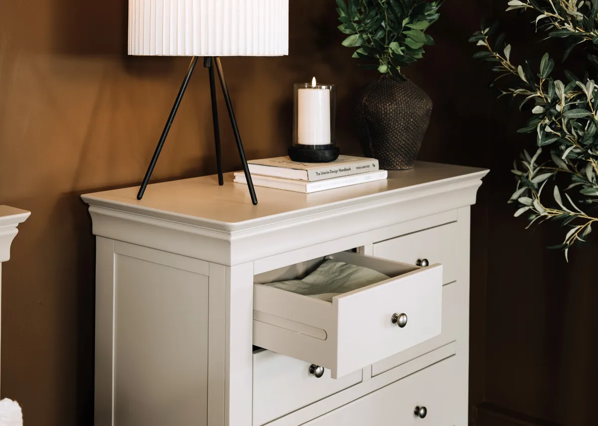 A dimension image of the Dove Chest of Drawers with 93cm x 114cm