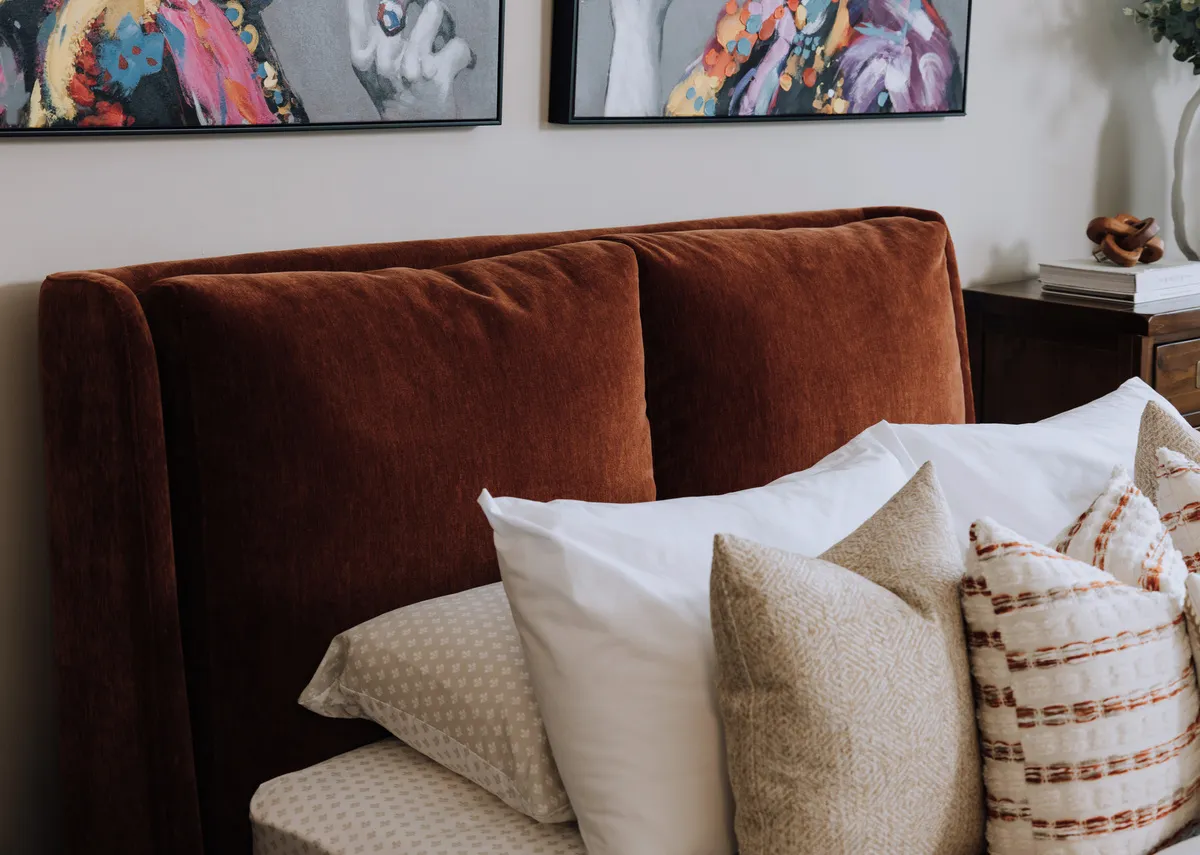 A dimension image of the Comfy rust bedframe with 150cm x 230cm x 109.5cm