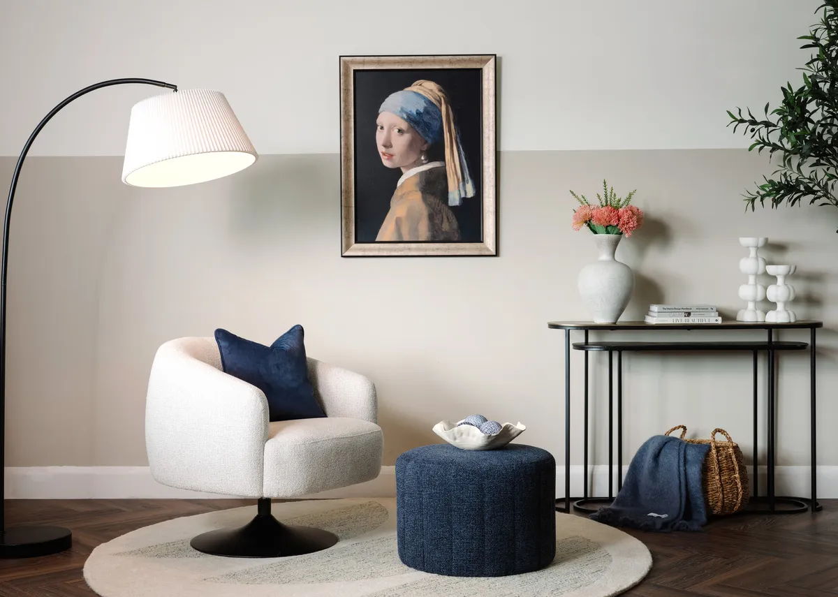 A lifestyle image of the Fusion swivel chair with Alexo pouffe.