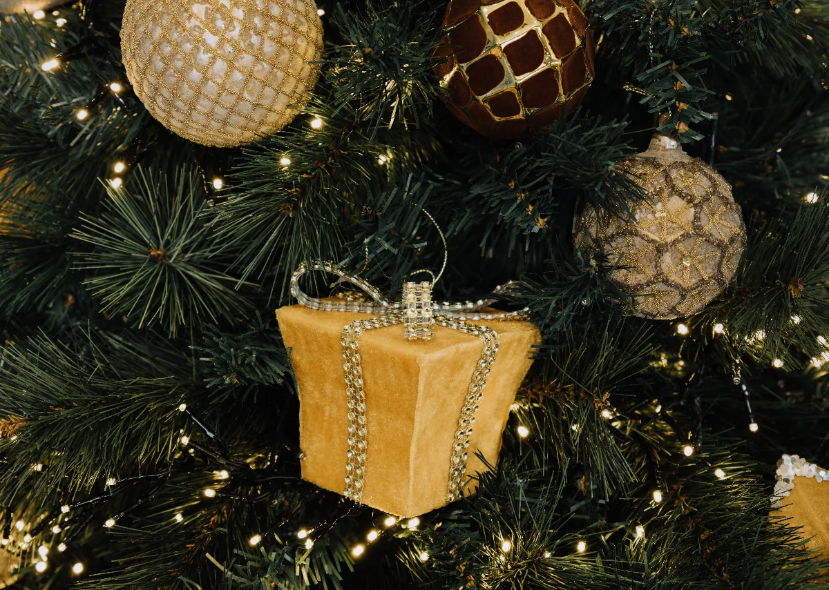 A dimension image of the Gold xmas box with baubles in Sherwood from EZ Livings christmas tree range.