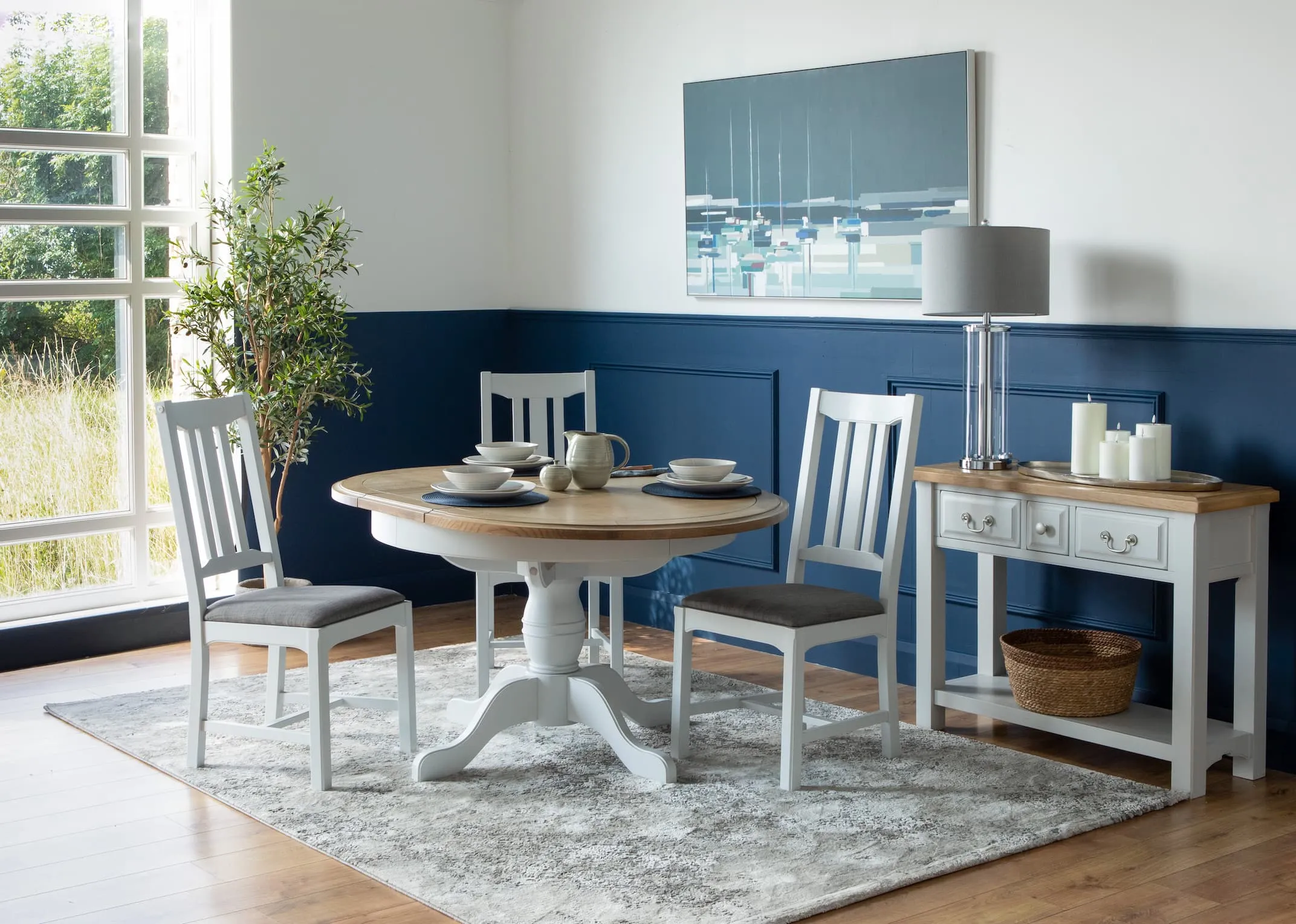 A lifestyle image of the Georgia Round table with console & Visby lamp.