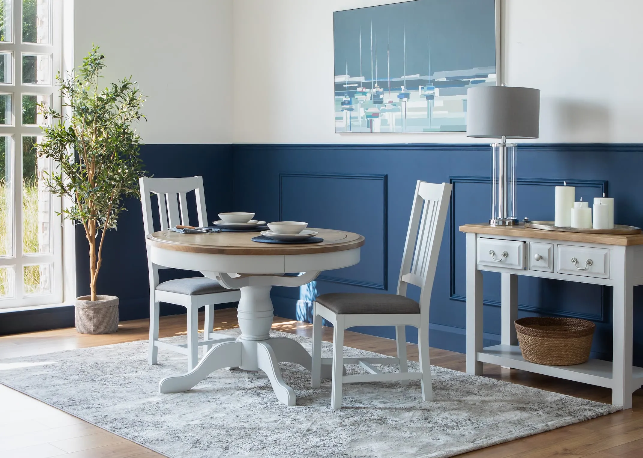 A lifestyle image of the Georgia Round table extended with console & Visby lamp.