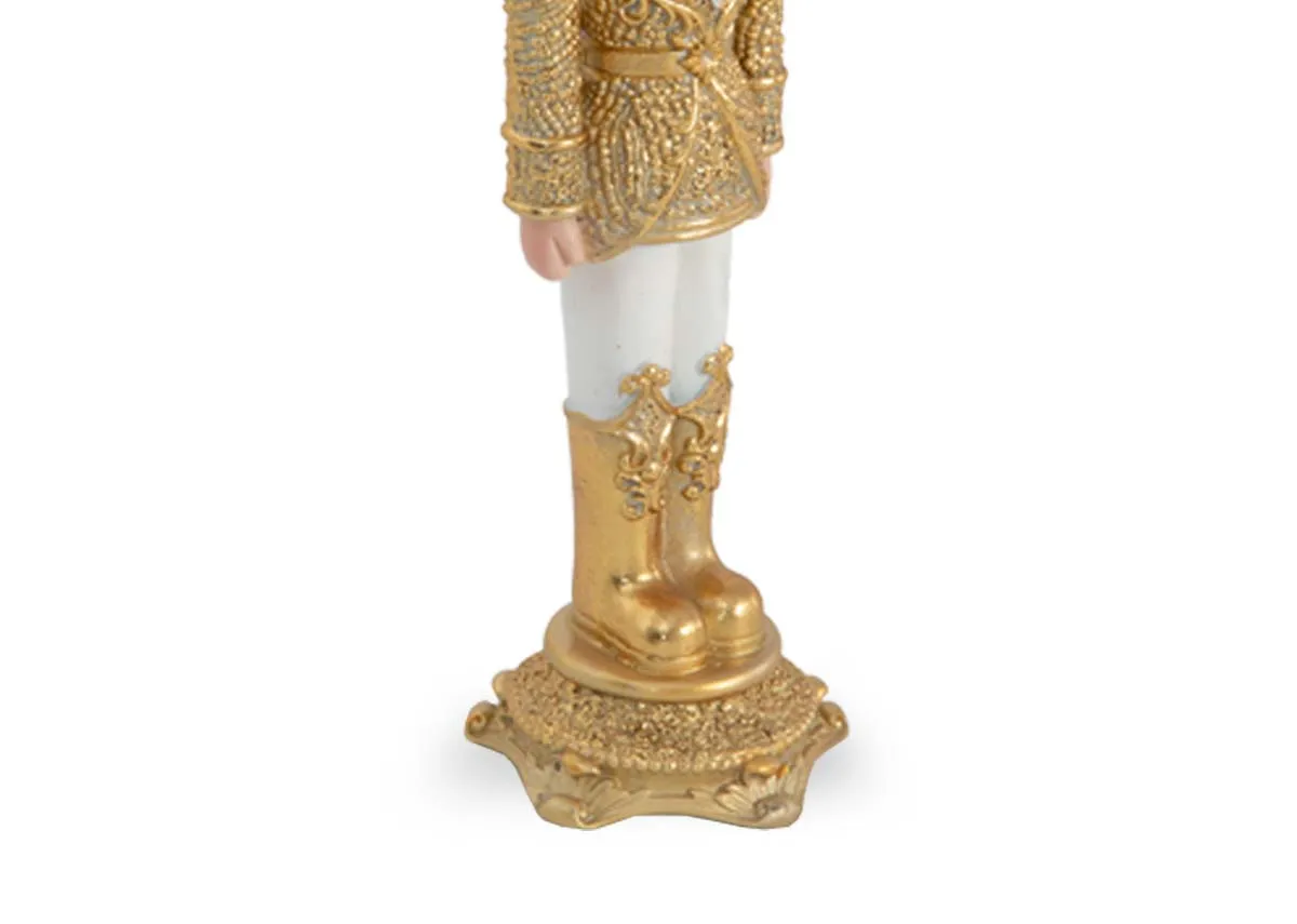 A dimension image of the King Lir Nutcracker with 10cm x 32cm
